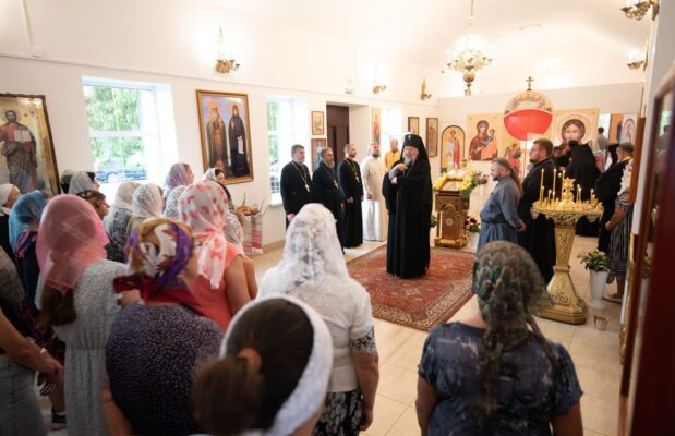 Накануне дня памяти святителя Тихона Задонского монашествующие сестры Гомельской епархии молились в одноименном храме деревни Нивки