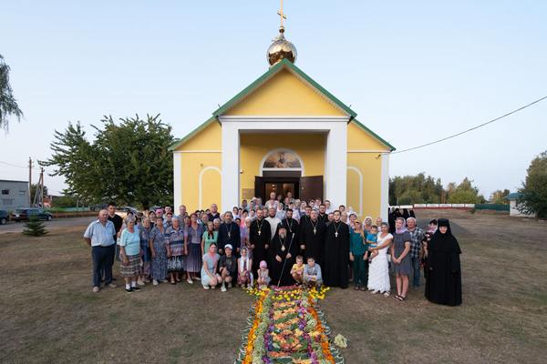 Накануне дня памяти святителя Тихона Задонского монашествующие сестры Гомельской епархии молились в одноименном храме деревни Нивки