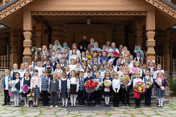 В первый день нового учебного года ученики и педагоги школы «Ихвис» молились в Минском Елисаветинском монастыре о даровании разума и терпения