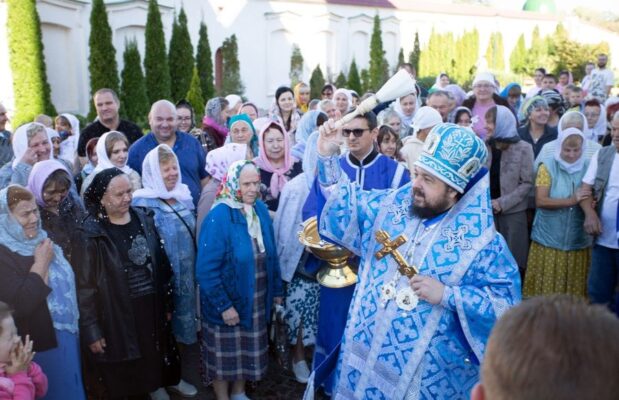 Епископ Несвижский Авксентий возглавил престольный праздник Юровичского Рождество-Богородичного монастыря