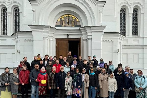 В Полоцком женском монастыре с инклюзивными паломниками из Минска пообщался архиепископ Феодосий (Бильченко)