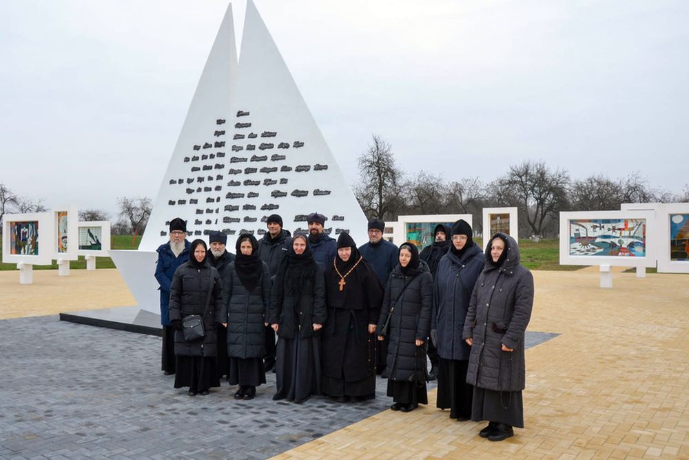 Монашествующие Гомельской епархии посетили мемориал в агрогородке Красный Берег, посвященный детям — жертвам Великой Отечественной войны