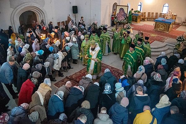 В день памяти блаженной Ксении Петербургской в Ксениевском монастыре Барани епископ Амвросий возглавил престольный праздник