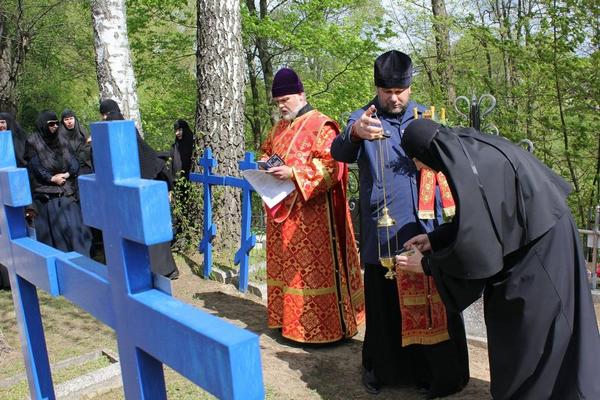 В день Радоницы сестры Полоцкого Спасо-Евфросиниевского монастыря посетили городское кладбище «Ксаверия»