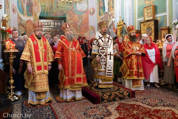 В канун среды Светлой седмицы Митрополит Вениамин совершил Пасхальную вечерню в Гродненском женском монастыре