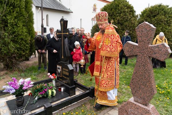 В день Радоницы Патриарший Экзарх совершил Литургию в храме Воскрешения праведного Лазаря Четверодневного