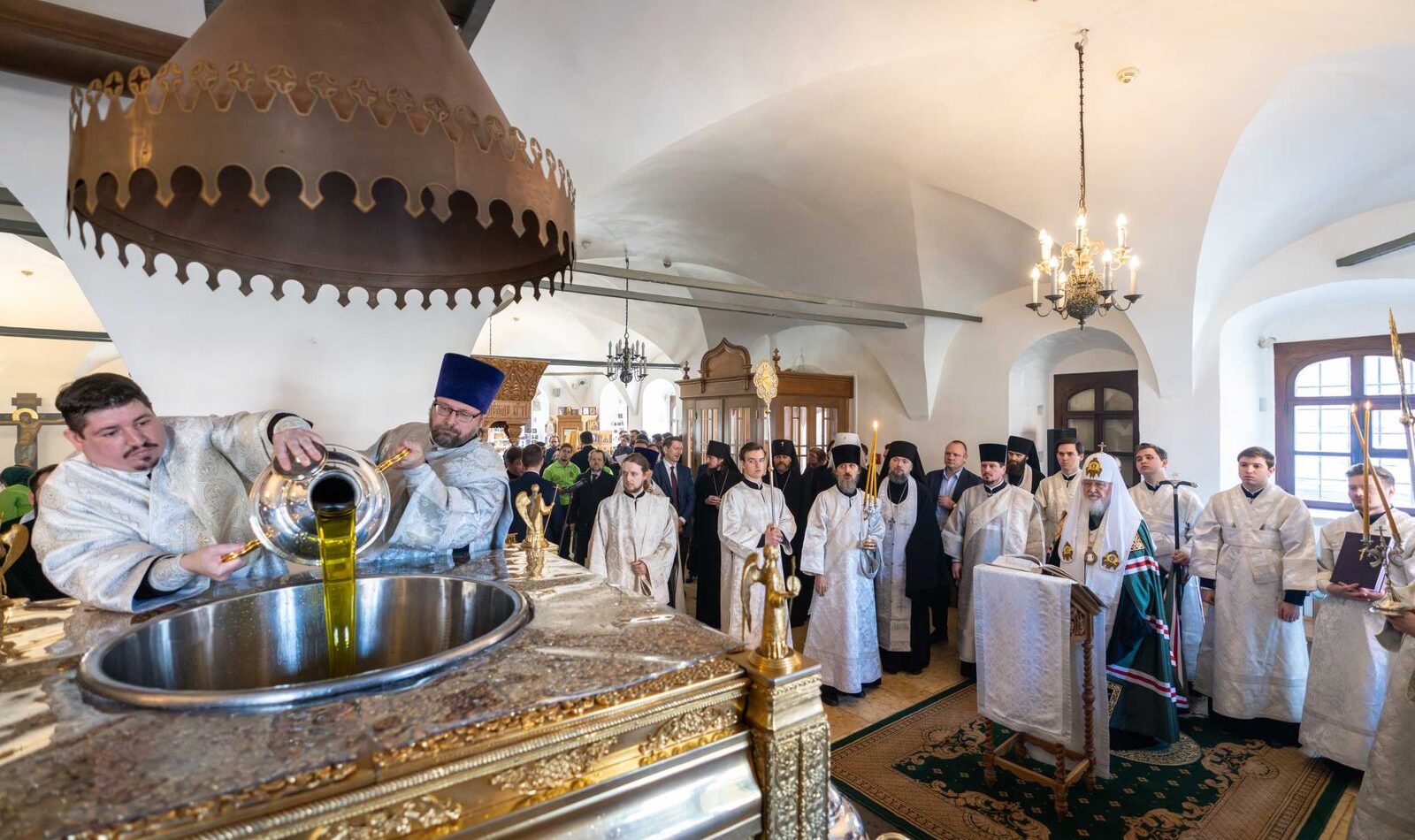 В Донском монастыре Москвы Святейший Патриарх Кирилл совершил молебен на начало мироварения