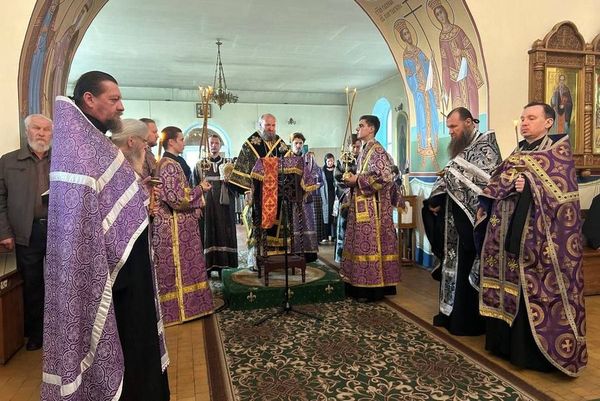 В канун Великого Пятка епископ Евсевий возглавил утреню с чтением 12 Страстных Евангелий в Марковом монастыре Витебска