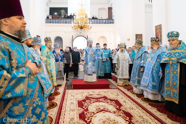 В канун праздника явления Жировичской иконы Божией Матери Патриарший Экзарх всея Беларуси возглавил всенощное бдение в Жировичском монастыре [+ВИДЕО]