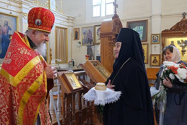 Клирика Рождество-Богородицкого монастыря в Бресте архимандрита Давида (Жарина) сестры поздравили с 50-летием иерейской хиротонии