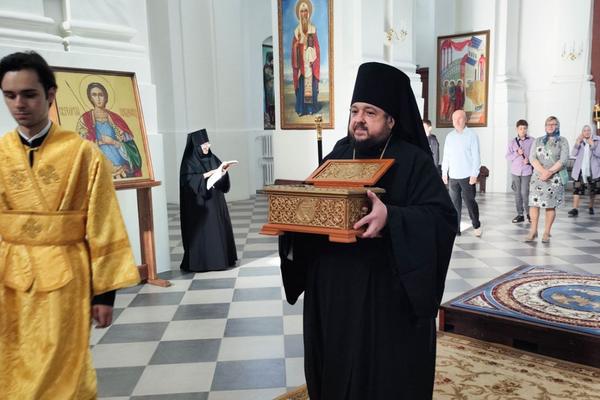 В Юровичском монастыре встретили ковчег с частицами мощей новомучеников и исповедников Церкви Русской