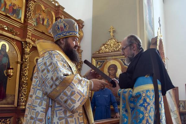 В праздник иконы Божией Матери «Всецарица» епископ Амвросий поздравил игумена Ляденского монастыря с днем тезоименитства