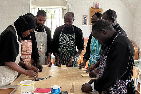 Мастер-класс по выпечке просфор для священнослужителей Патриаршего экзархата Африки провели в Богородице-Рождественском монастыре Москвы