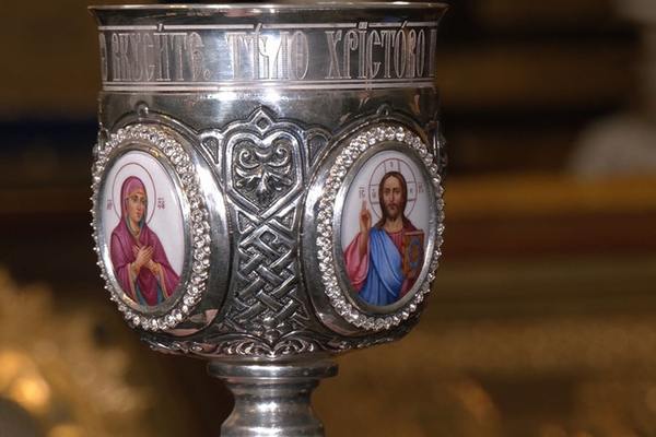 Серебряную чашу для причастия передали таможенники Рождество-Богородичному монастырю в Гродно