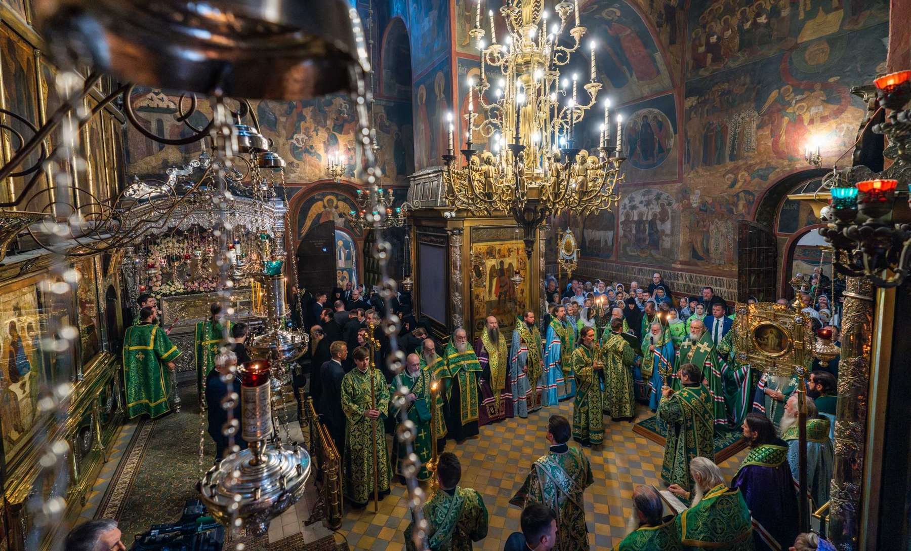 Митрополит Вениамин сослужил Святейшему Патриарху Кириллу за вечерним богослужением в Троице-Сергиевой лавре [+ВИДЕО]