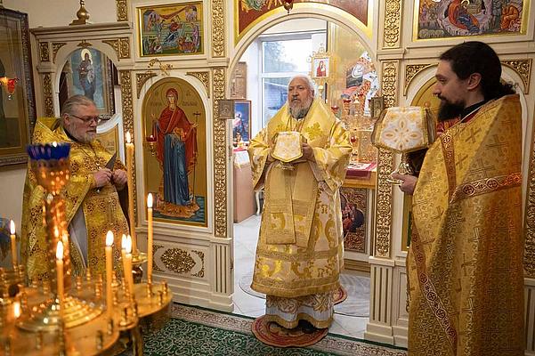 В первый день Рождественского поста архиепископ Стефан совершил Литургию в Тихвинском монастыре Гомеля