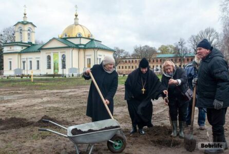 В Мироносицком монастыре Бобруйска высадили сотню деревьев