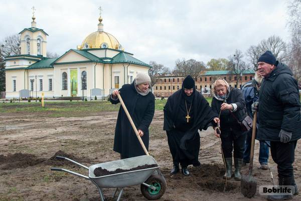 В Мироносицком монастыре Бобруйска высадили сотню деревьев для будущего фруктового сада