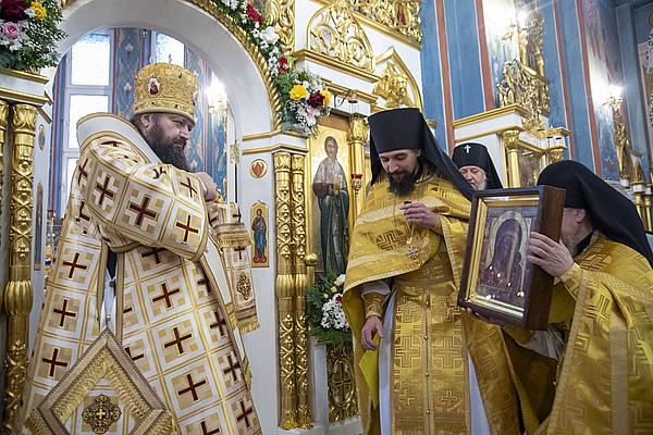 Монашествующие поздравили епископа Борисовского Амвросия с 50-летием со дня рождения