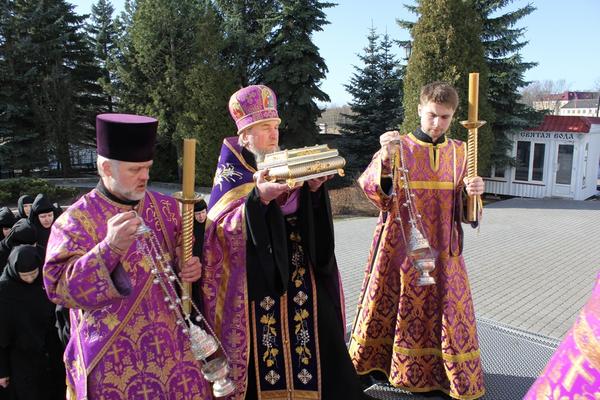 В Полоцкий монастырь были принесены частица Пояса Пресвятой Богородицы и частицы святых мощей Ее родителей