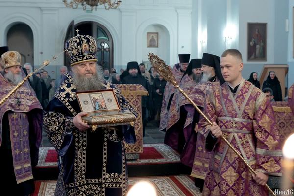 В Жировичском монастыре встретили великие святыни — ковчег с частью Пояса Пресвятой Богородицы и частицами мощей Ее святых родителей