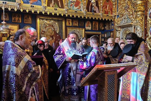 В день памяти преподобного Алексия, человека Божия, епископ Амвросий возглавил первое престольное торжество на подворье Ляденского монастыря