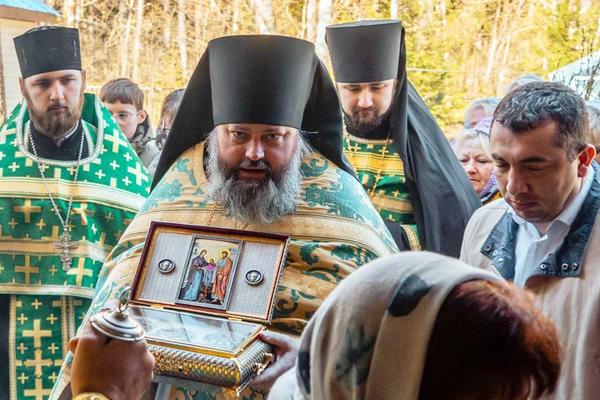 В Вербное воскресенье в Прощанской пустыни встретили ковчег с частью пояса Пресвятой Богородицы и частицами мощей Ее святых родителей