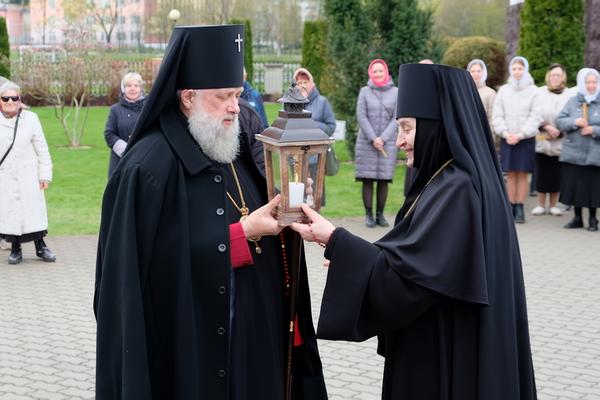 Сестры Рождество-Богородицкого монастыря доставили в пределы Брестской епархии Благодатный огонь