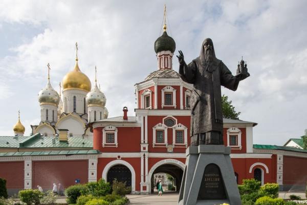 Из глубины веков сияют нам путеводные звезды – святые жены