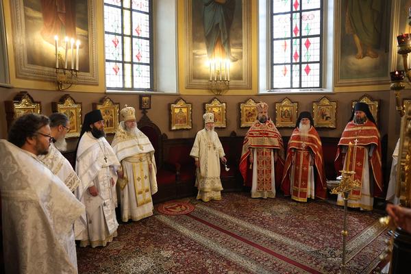 В годовщину подписания «Акта о каноническом общении» между РПЦ и РПЦЗ монашествующие Святой земли посетили торжественное богослужение в Троицком соборе Иерусалима