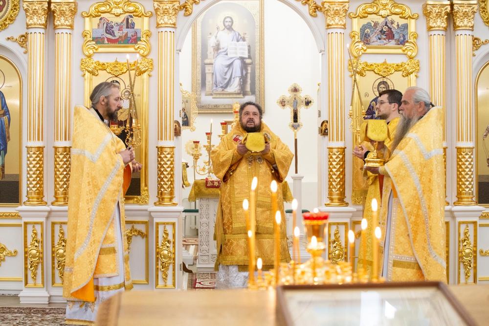 В праздник Всех святых епископ Несвижский Авксентий совершил Литургию в Юровичском монастыре