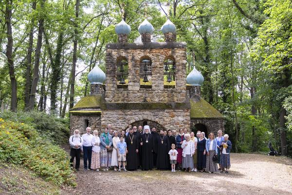 В престольный праздник Свято-Духова скита под Парижем Патриарший экзарх Западной Европы возглавил Божественную литургию