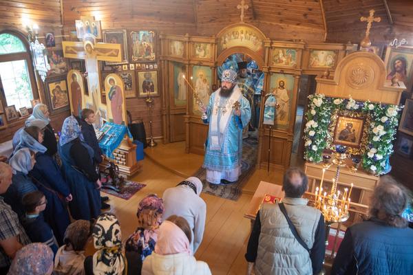 Епископ Борисовский Амвросий возглавил в Домашанском женском монастыре престольный праздник храма Тихвинской иконы Божией Матери