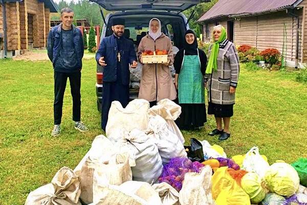 Прихожане поделились собранным урожаем с монашеской обителью